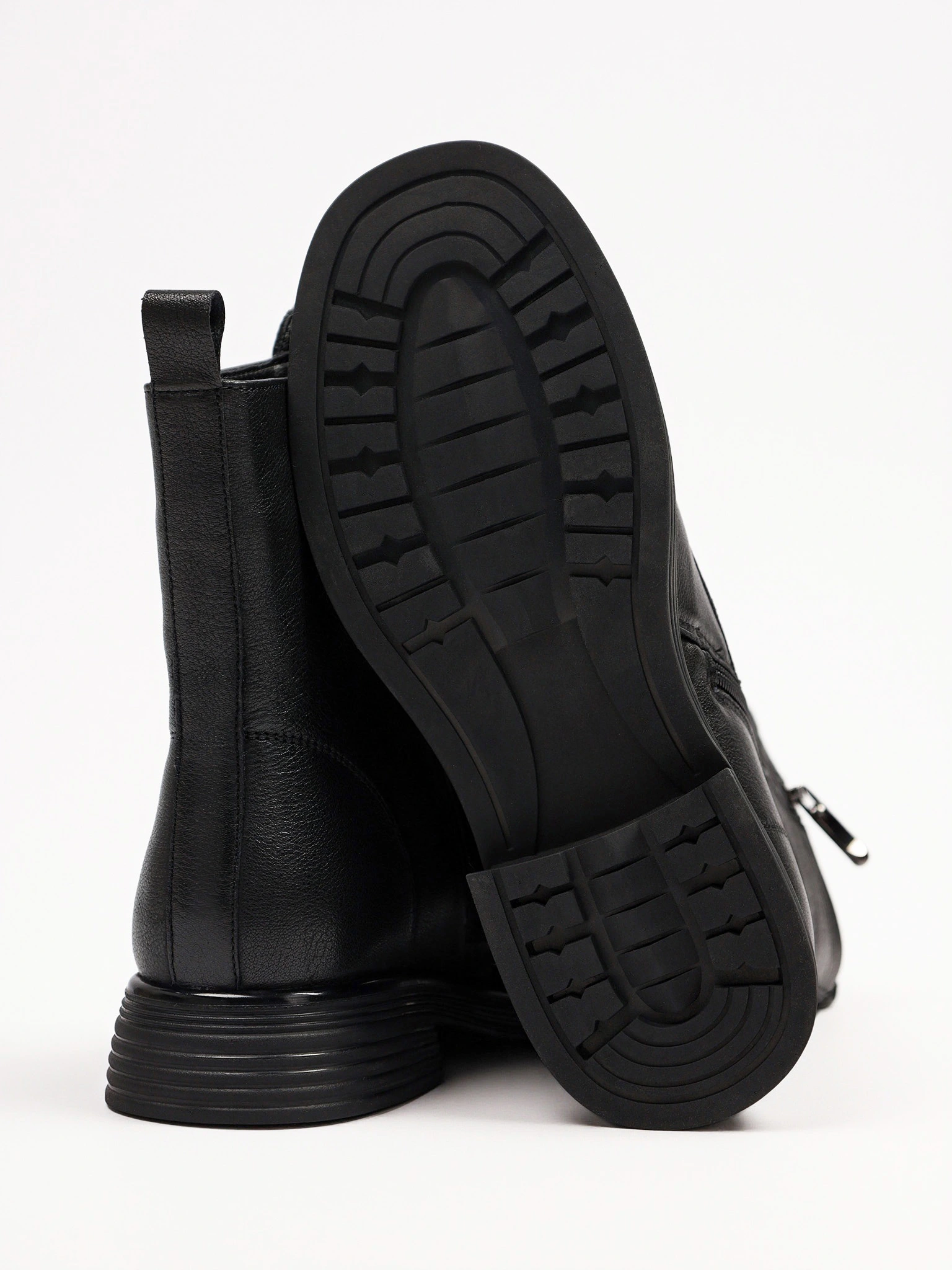 Ботинки черного цвета с декоративной молнией спереди